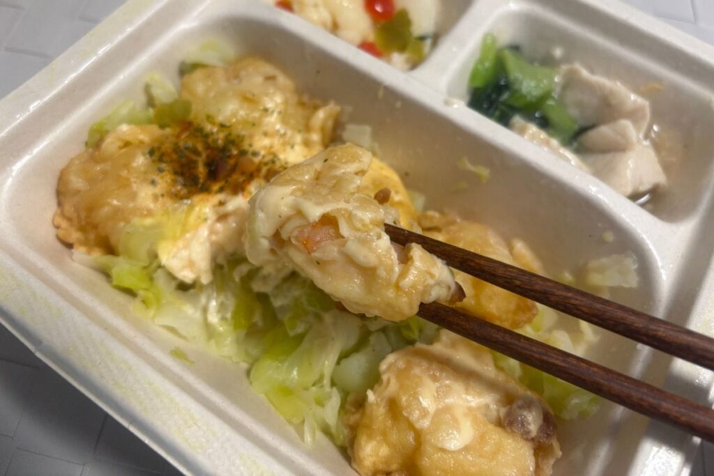 プリっと甘旨 特製エビマヨ 箸で持ったところ