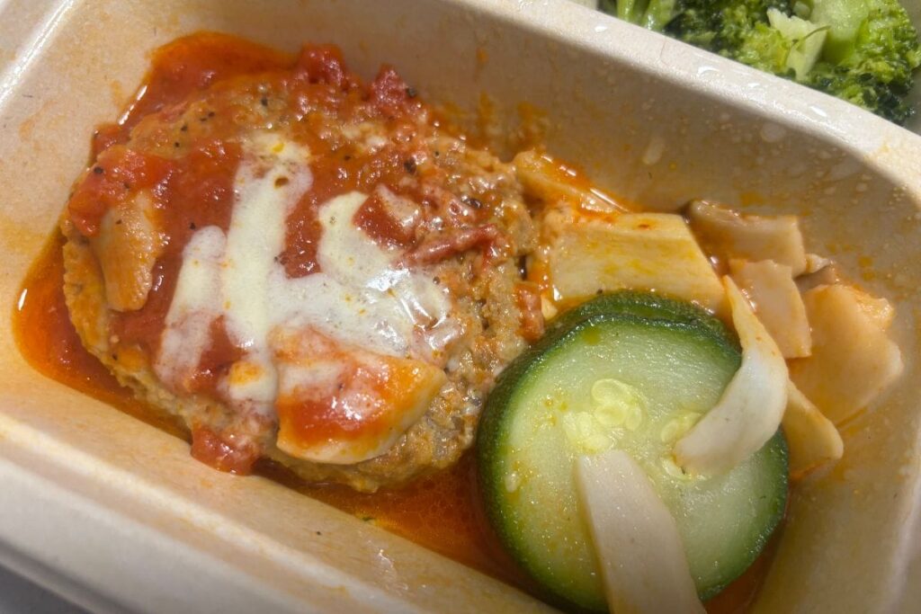 濃厚トマトソースとチーズの贅沢ハンバーグ アップ