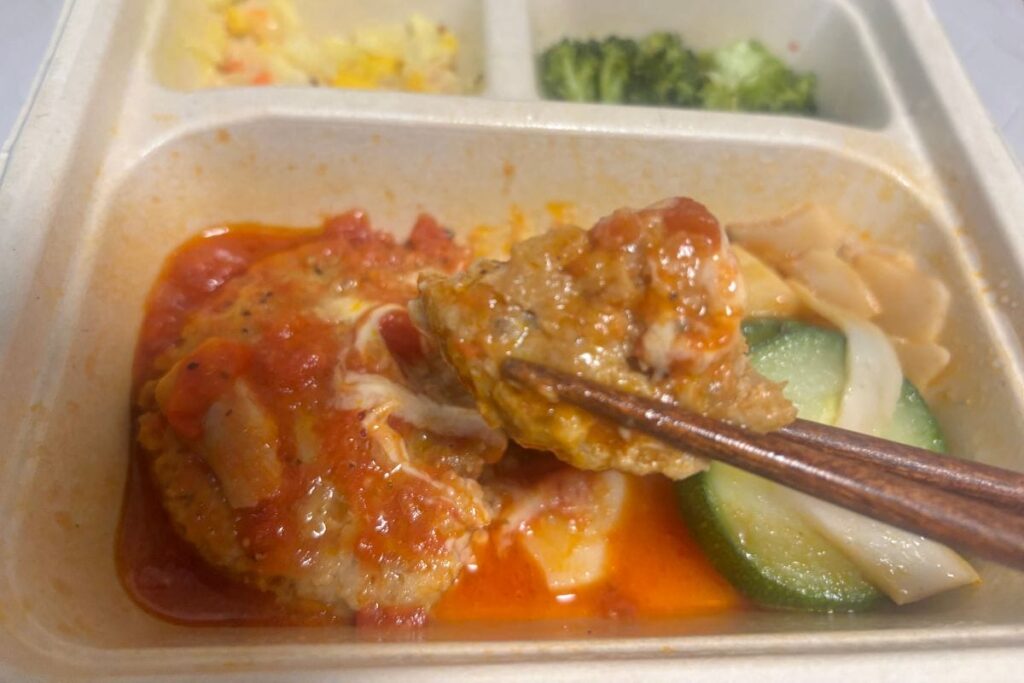 濃厚トマトソースとチーズの贅沢ハンバーグ 箸で持ったところ