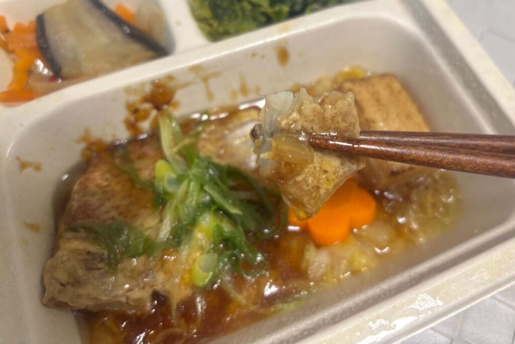 ほっこり味わい 赤魚と豆腐の寄せ煮 箸で持ったところ