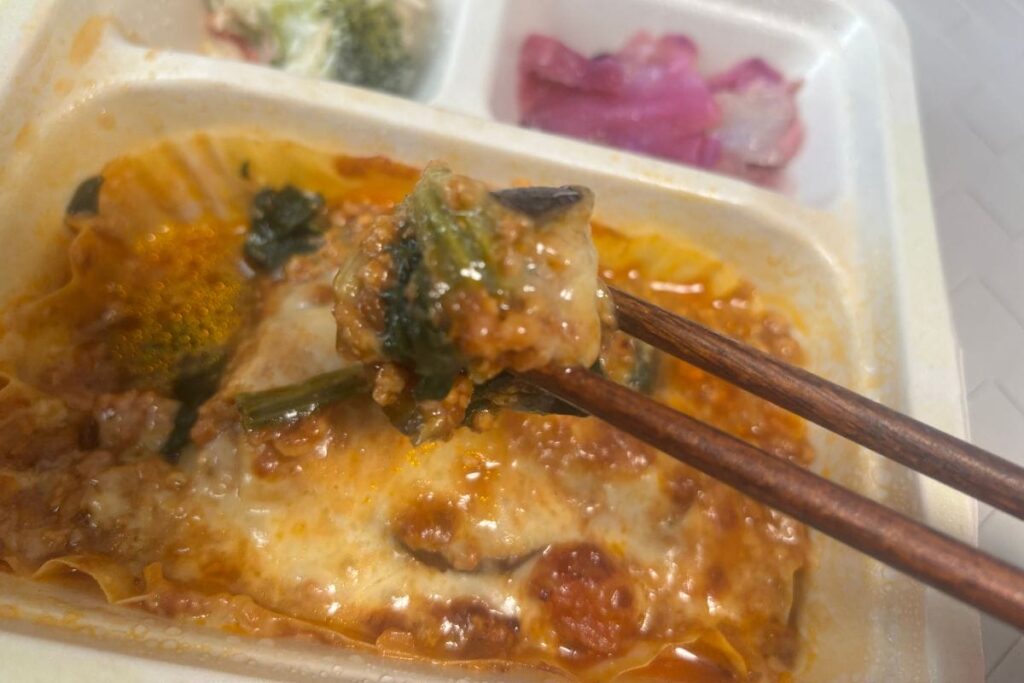 ナスとほうれん草のこんがりラザニア 箸で持ったところ