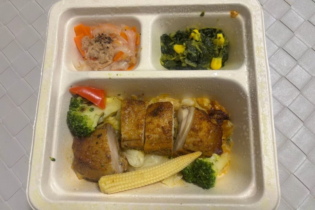 彩り野菜とスパイシーケイジャンチキン