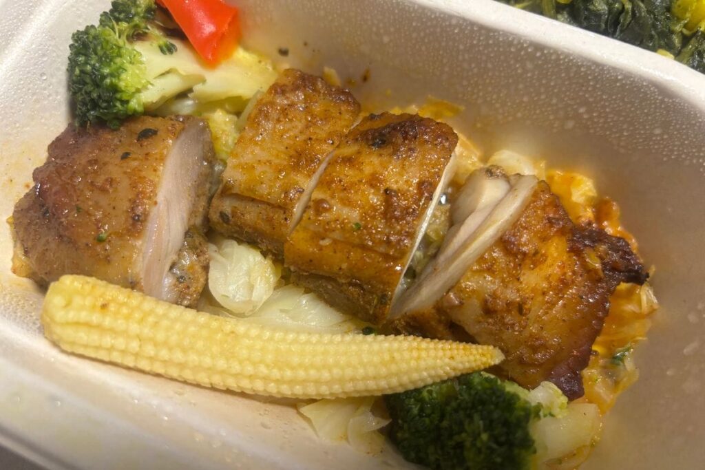 彩り野菜とスパイシーケイジャンチキン アップ