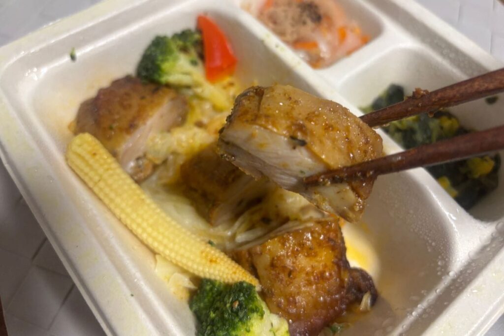 彩り野菜とスパイシーケイジャンチキン 箸で持ったところ