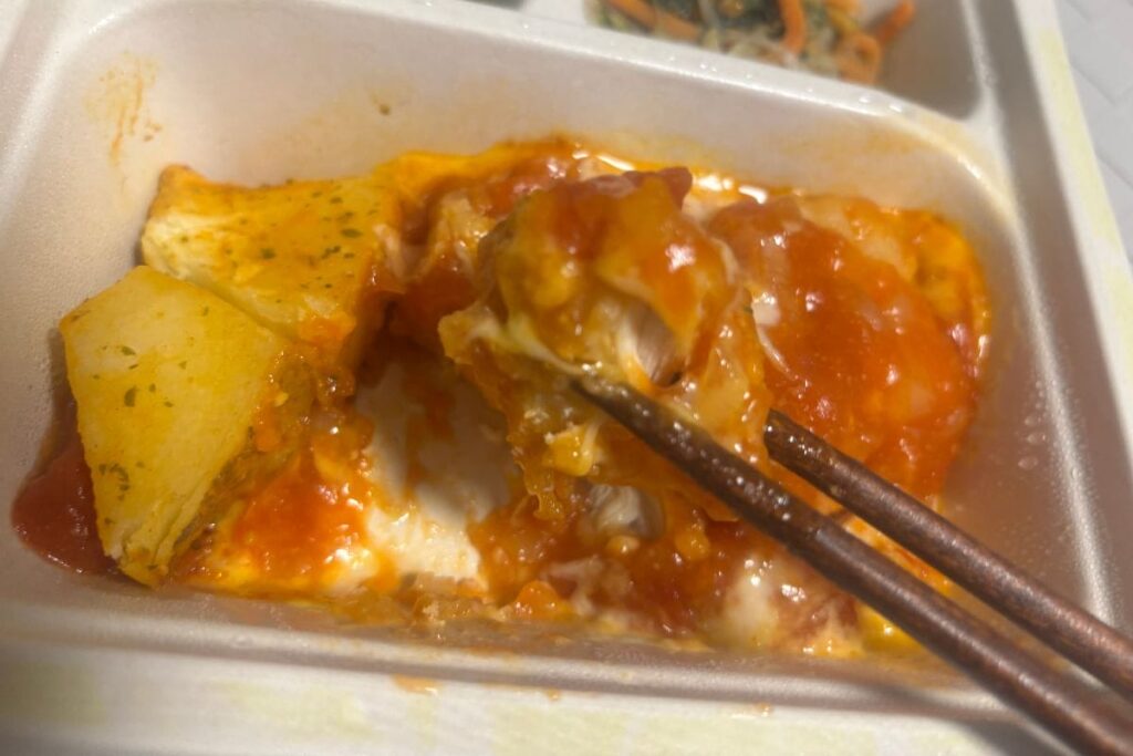 ナポリの風香る チーズをまとったトマトチキン 箸で持ったところ