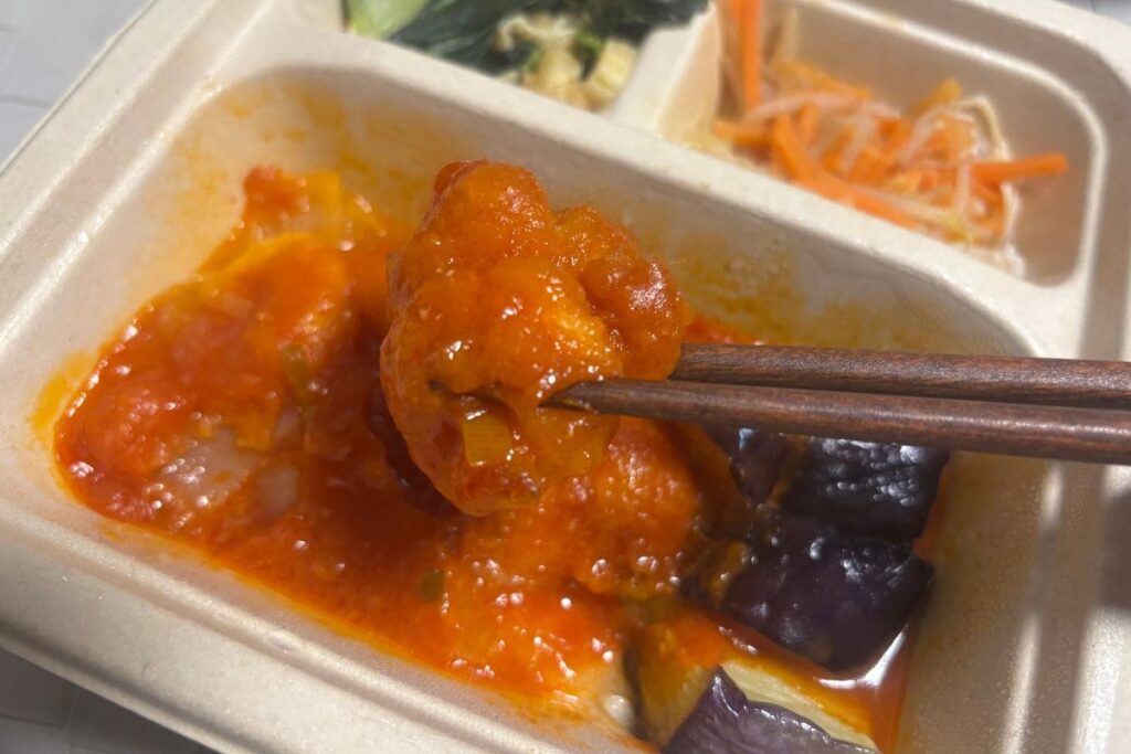 蝦醤香る特製エビのチリソース煮 箸で持ったところ