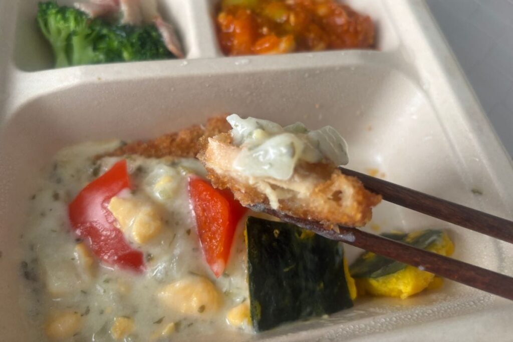 ナポリの風香る チーズをまとったトマトチキン 箸で持ったところ