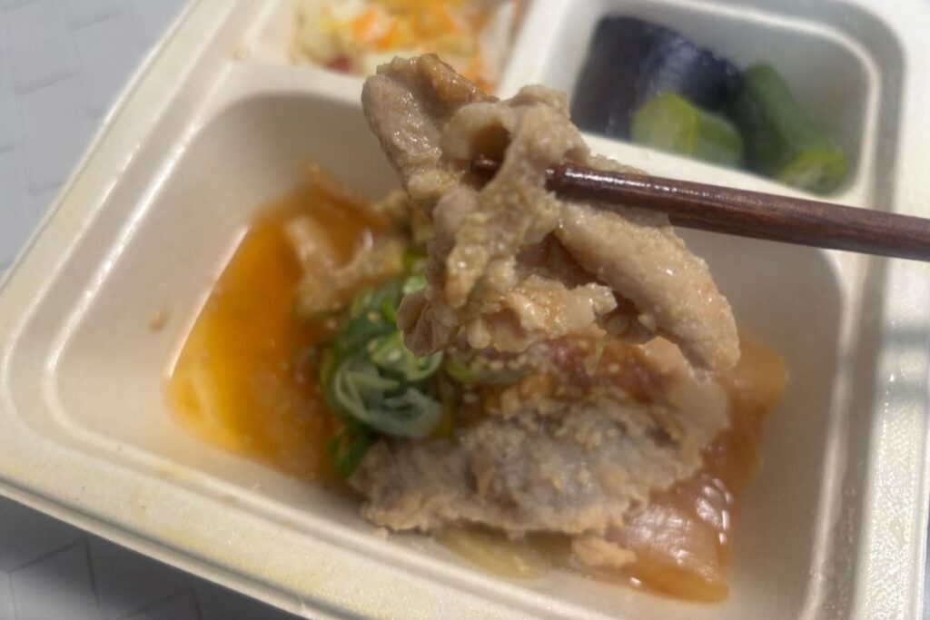 香ばし醬油の特製豚肉の生姜焼き 箸で持ったところ