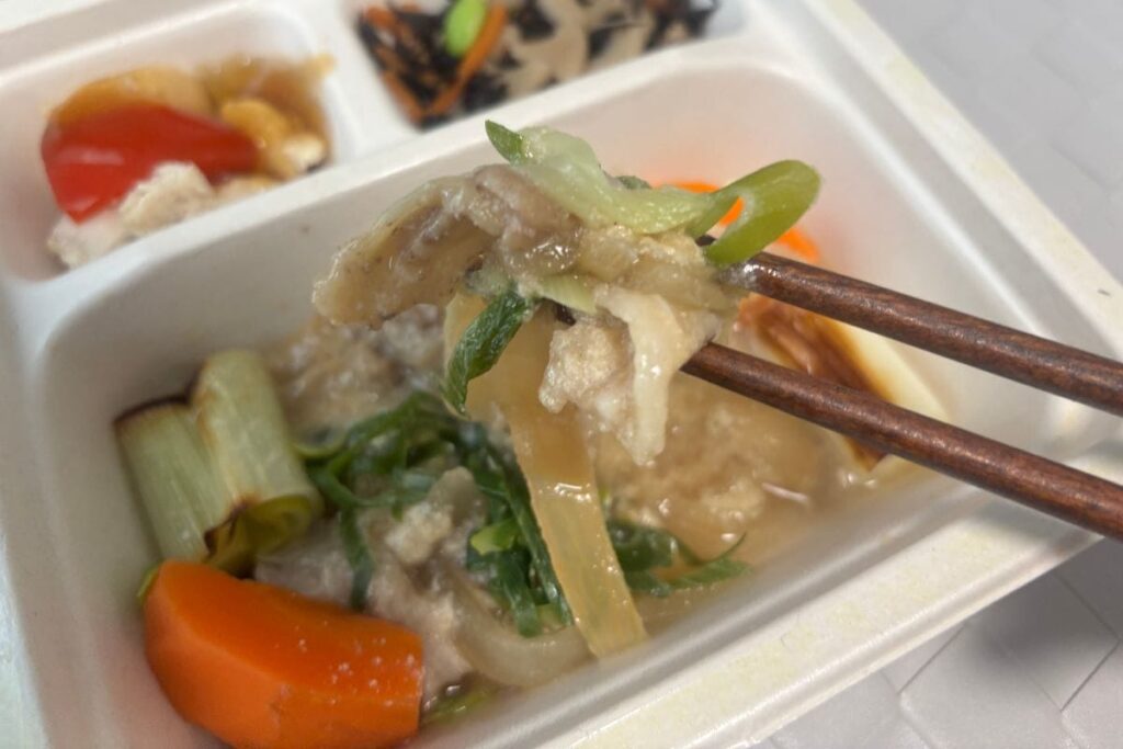 牛肉の胡麻ポン蒸し 焦がし葱を添えて 箸で持ったところ