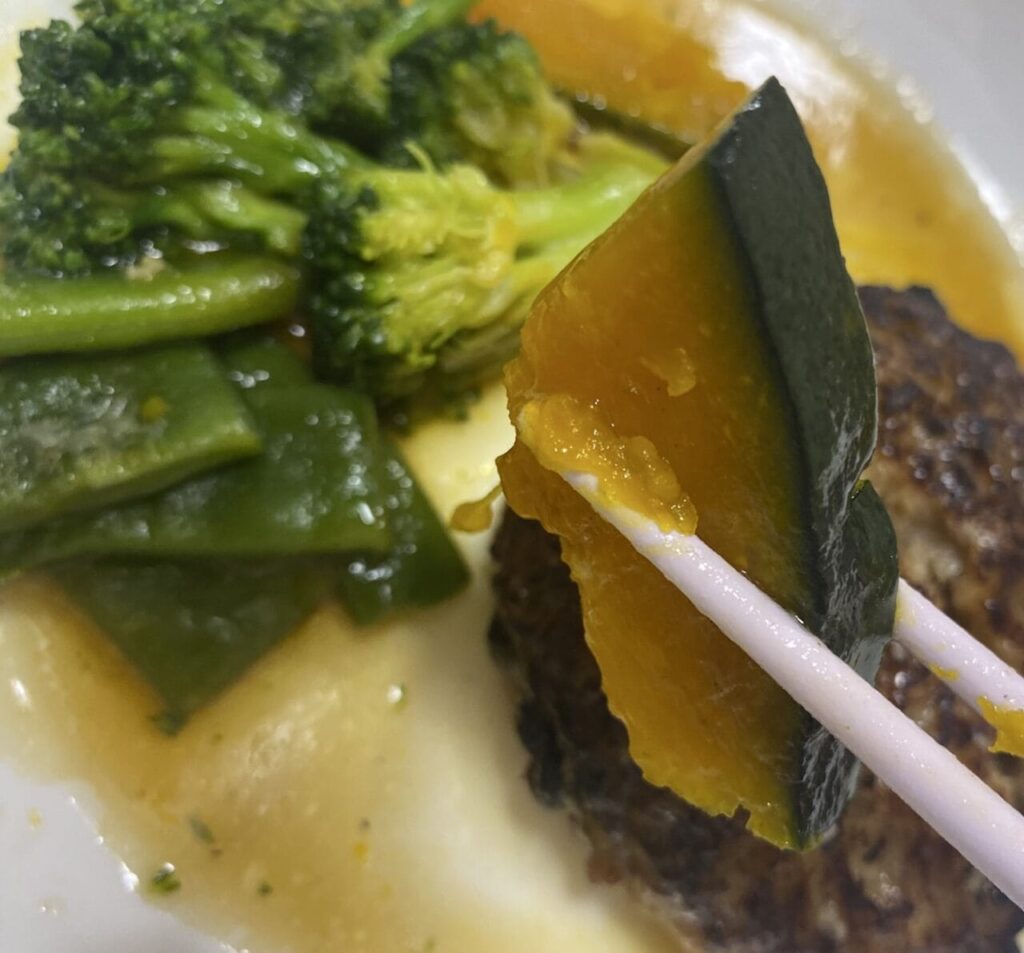 鰹香る和風出汁の直火焼きハンバーグ 　付け合わせ　写真