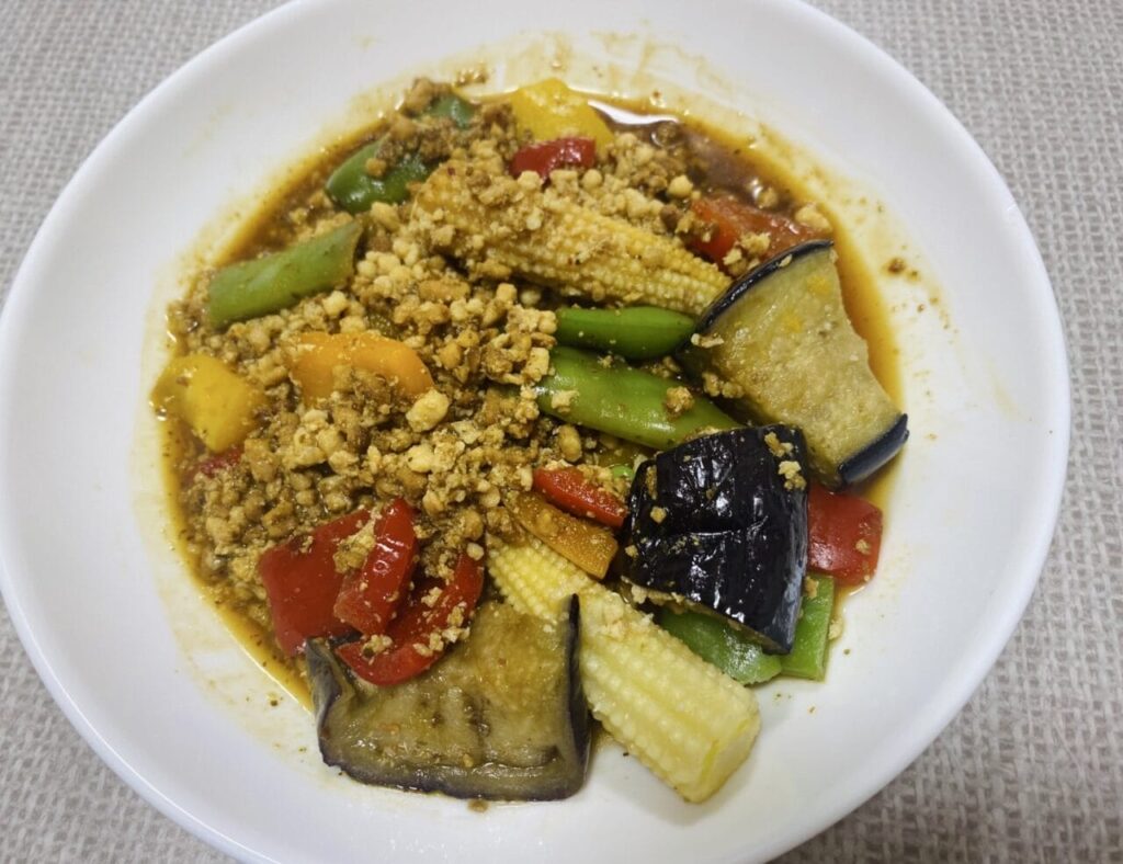 彩り野菜の本格チキンガパオ 画像