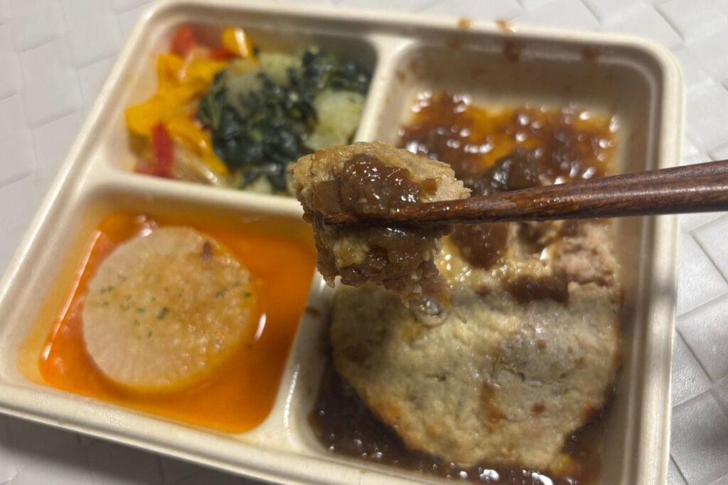 ハンバーグ 飴色玉ねぎのシャリアピンソース　箸でもったところ