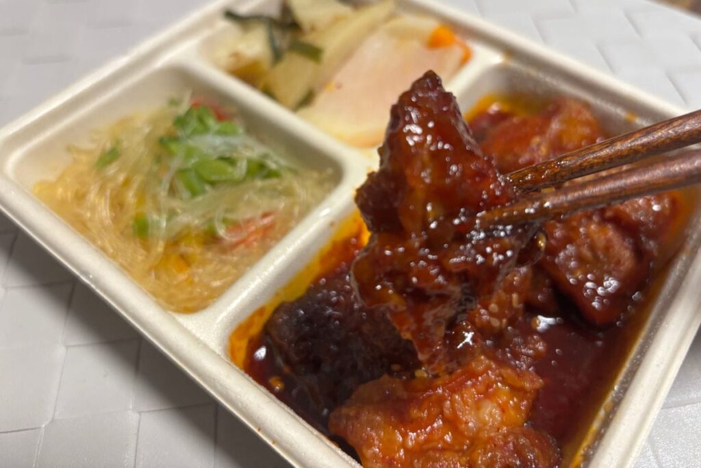 米油で揚げた甘辛ヤンニョムチキン 箸で持ったところ