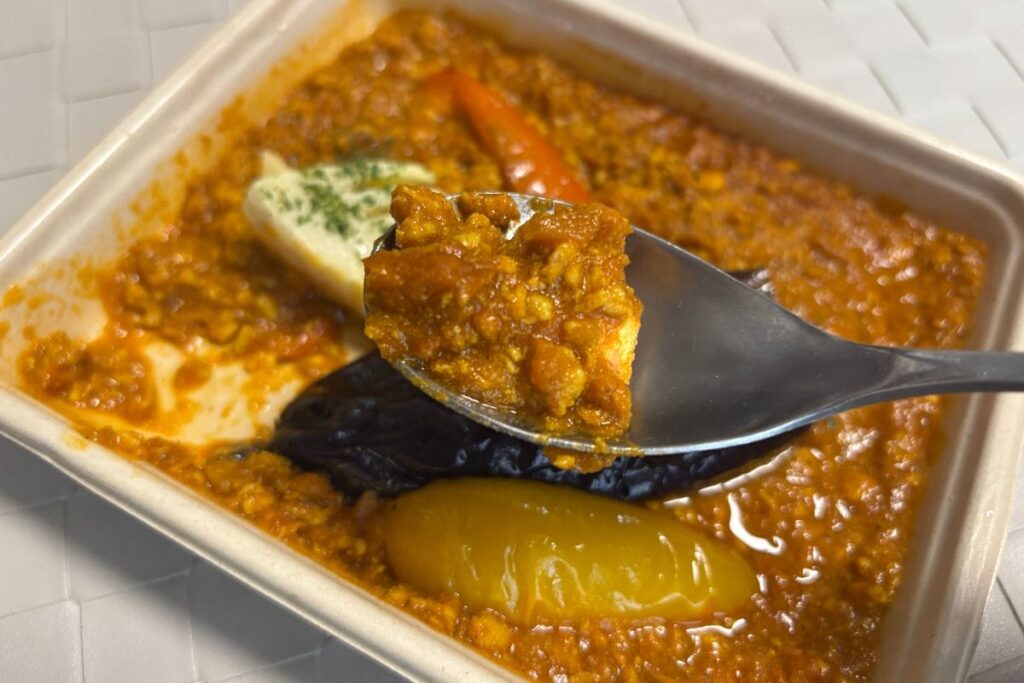 鶏ひき肉のキーマカレー タイム風味 スプーンでもったところ