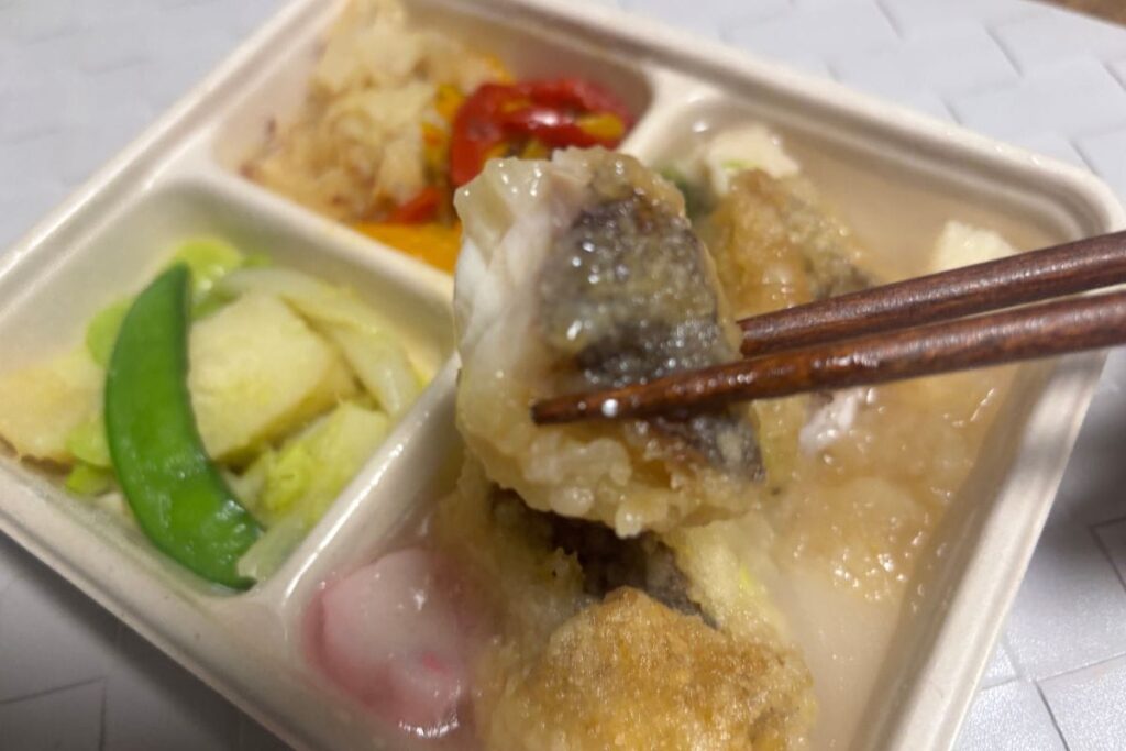 白身魚の揚げ物 はまぐり出汁香るあんかけ仕立て 箸でもったところ