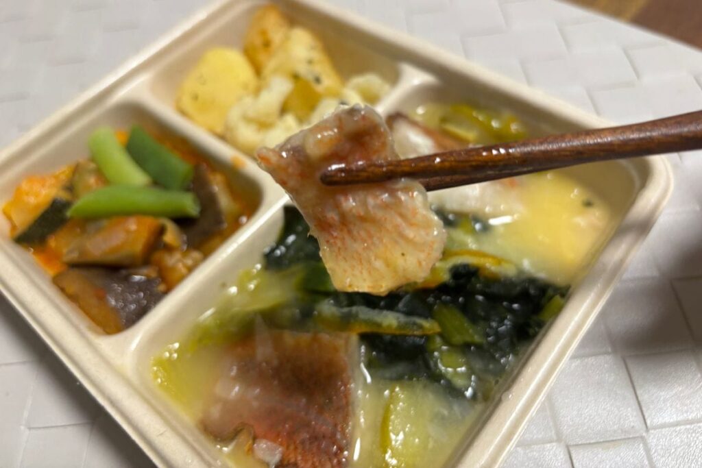 赤魚のオーブン焼き 夏みかんとオレンジリキュールのソース 箸でもったところ