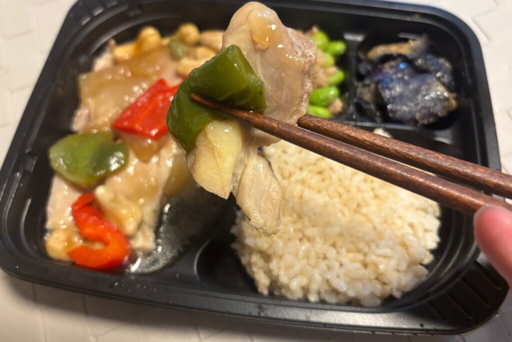 食欲そそる鶏もも肉のカシューナッツ炒め　箸で持ったところ