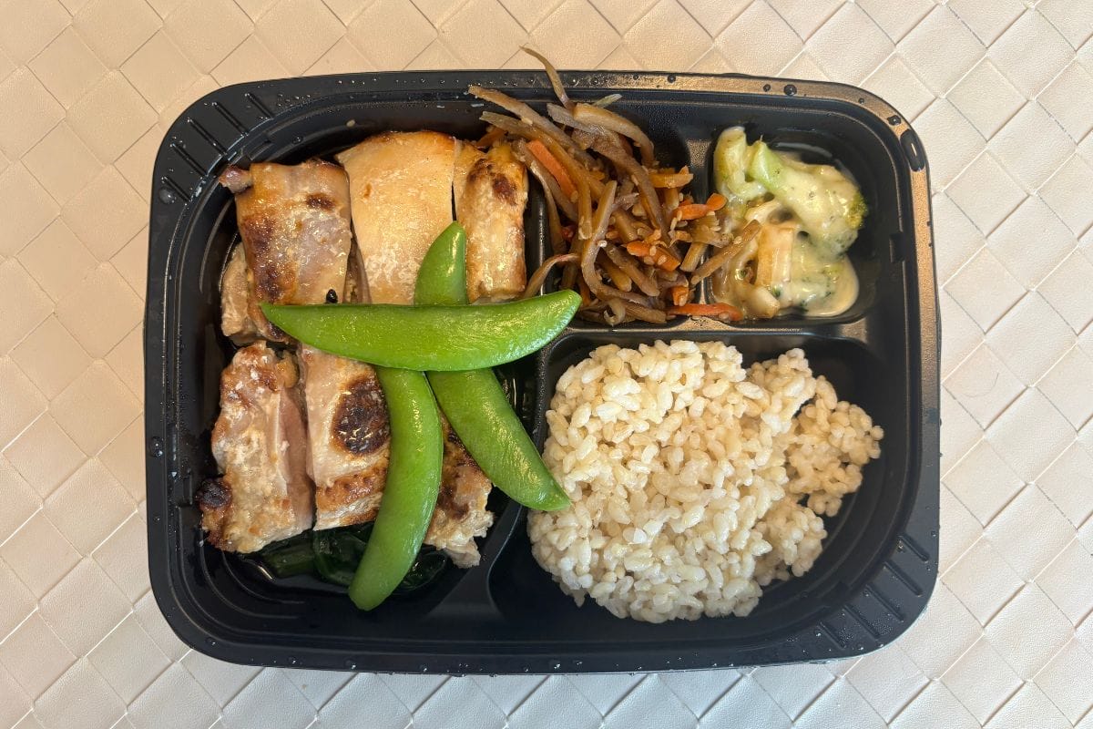 じわっと旨味しみこむ
鶏もも肉とスナップエンドウの塩こうじ焼き