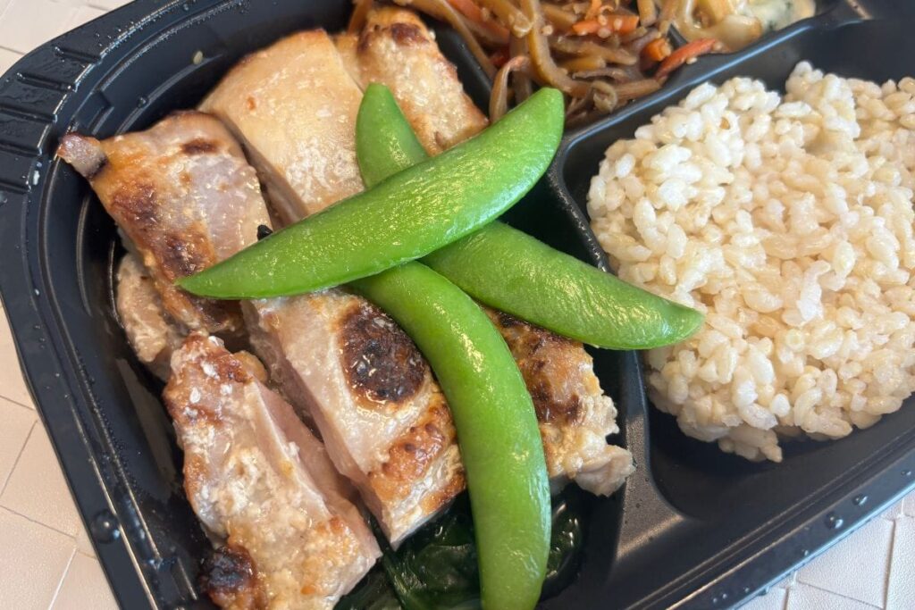 じわっと旨味しみこむ鶏もも肉とスナップエンドウの塩こうじ焼き　アップ