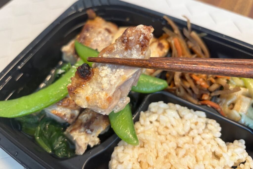 じわっと旨味しみこむ鶏もも肉とスナップエンドウの塩こうじ焼き　箸で持ったところ