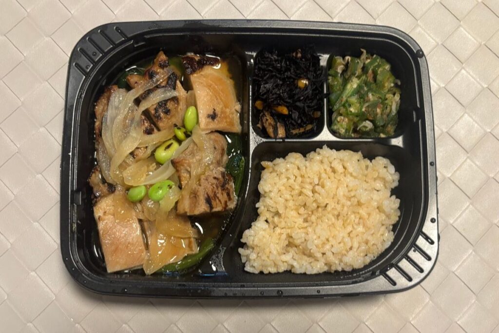 てりてりに焼いた鶏もも肉の生姜焼きと香り引き立つ炙り枝豆