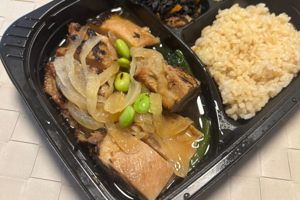 てりてりに焼いた鶏もも肉の生姜焼きと香り引き立つ炙り枝豆　アップ