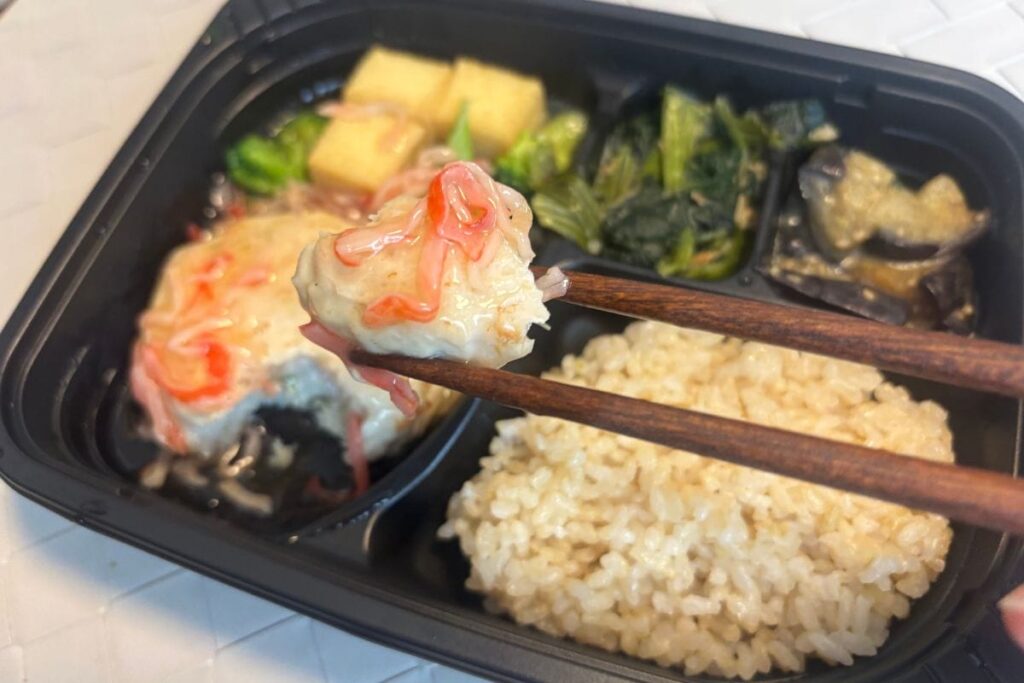 和風出汁香る厚揚げ豆腐とつくねのやさしいカニかまあんかけ　箸で持ったところ