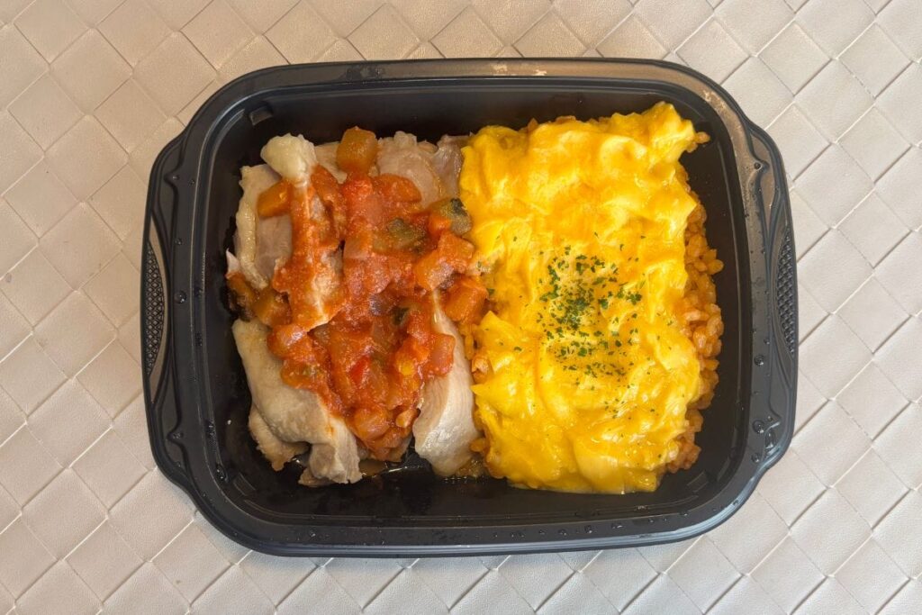 完熟トマトのラタトゥイユとローストチキン＆とろふわミニオムライス