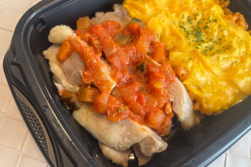 完熟トマトのラタトゥイユとローストチキン＆とろふわミニオムライス　アップ