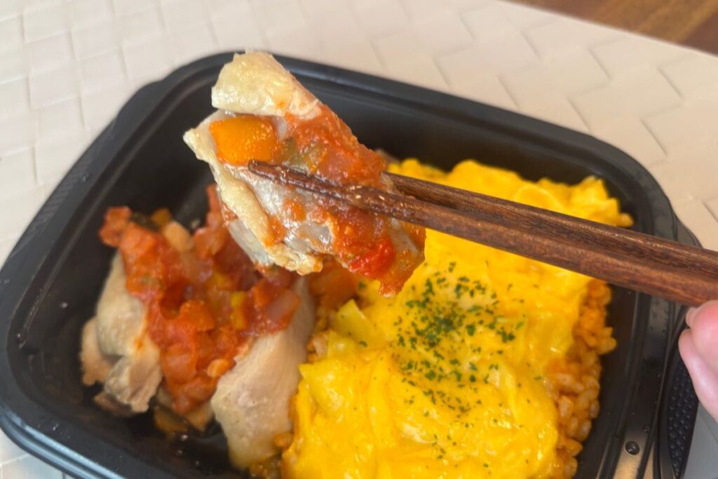 完熟トマトのラタトゥイユとローストチキン＆とろふわミニオムライス　箸で持ったところ