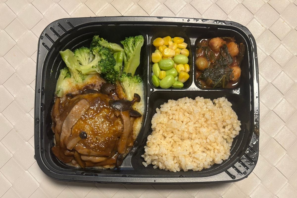 赤ワイン香るきのこのデミグラスソースと肉厚ビーフハンバーグ