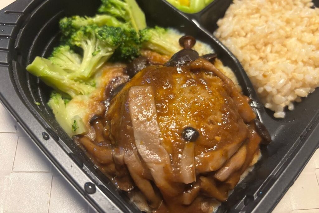 赤ワイン香るきのこのデミグラスソースと肉厚ビーフハンバーグ　アップ