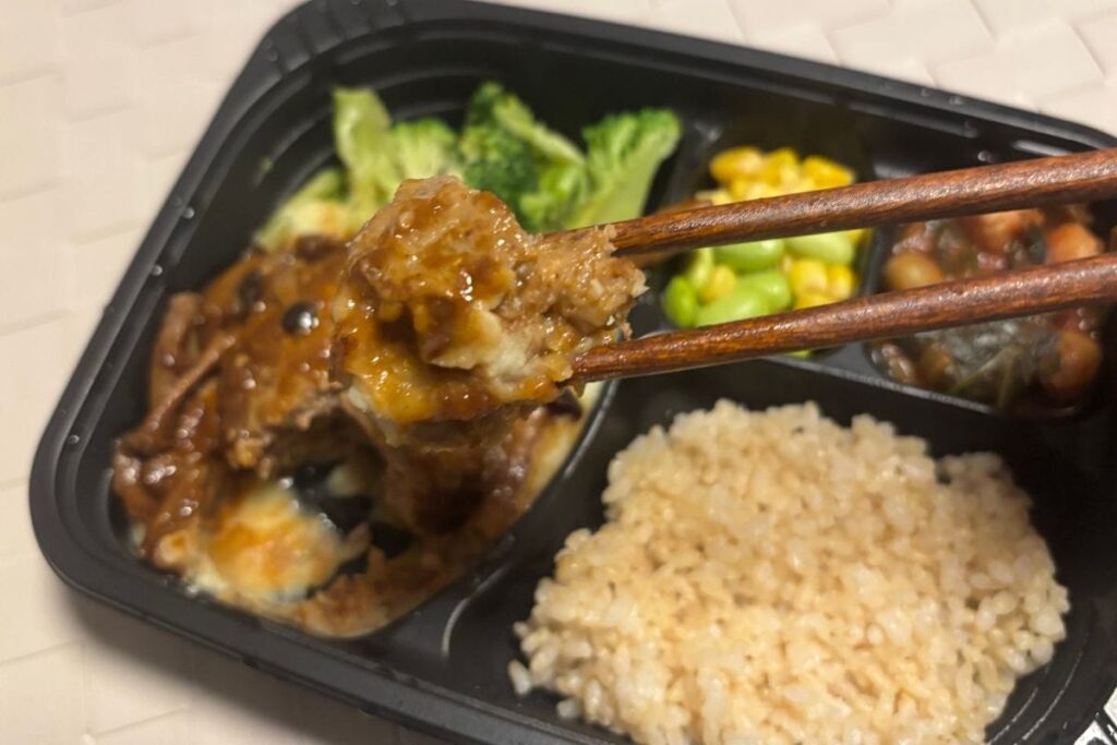 赤ワイン香るきのこのデミグラスソースと肉厚ビーフハンバーグ　箸で持ったところ