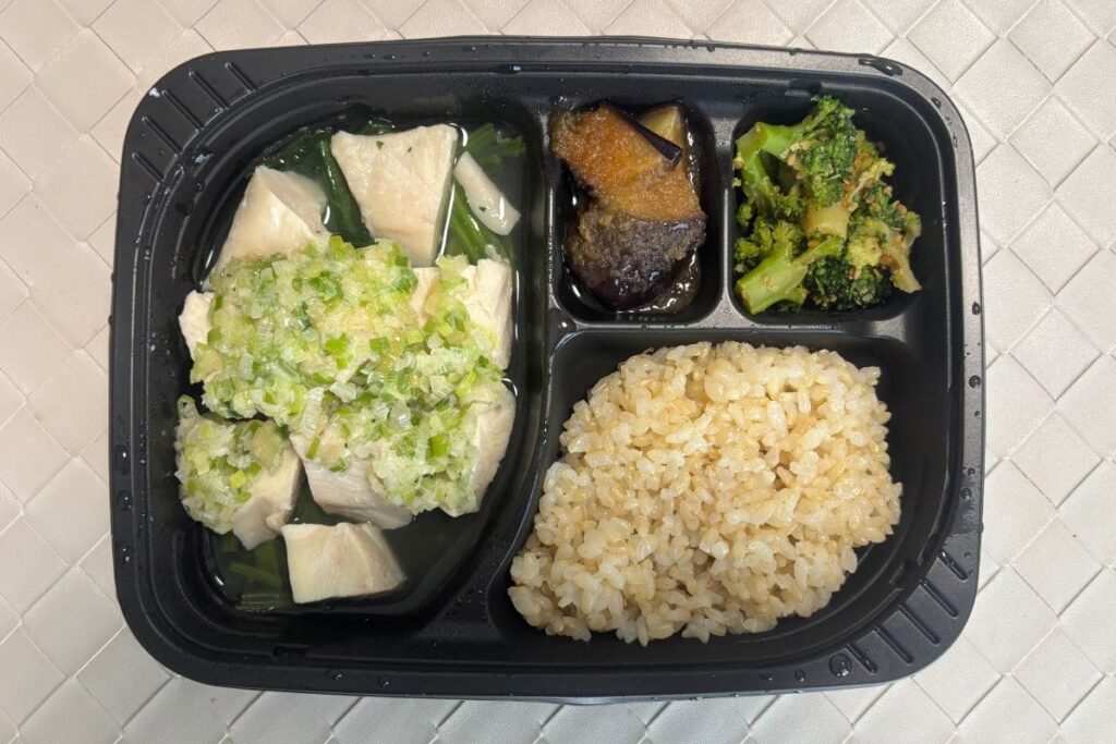 しっとり蒸し鶏とネギたっぷりの特製塩ダレ