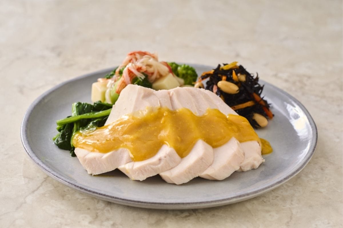 しっとり蒸し鶏とほうれん草のこだわり味噌ダレ