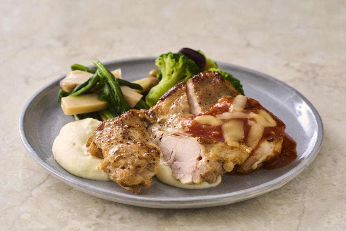 香ばし鶏もも肉のローストとろとろチーズマッシュポテト