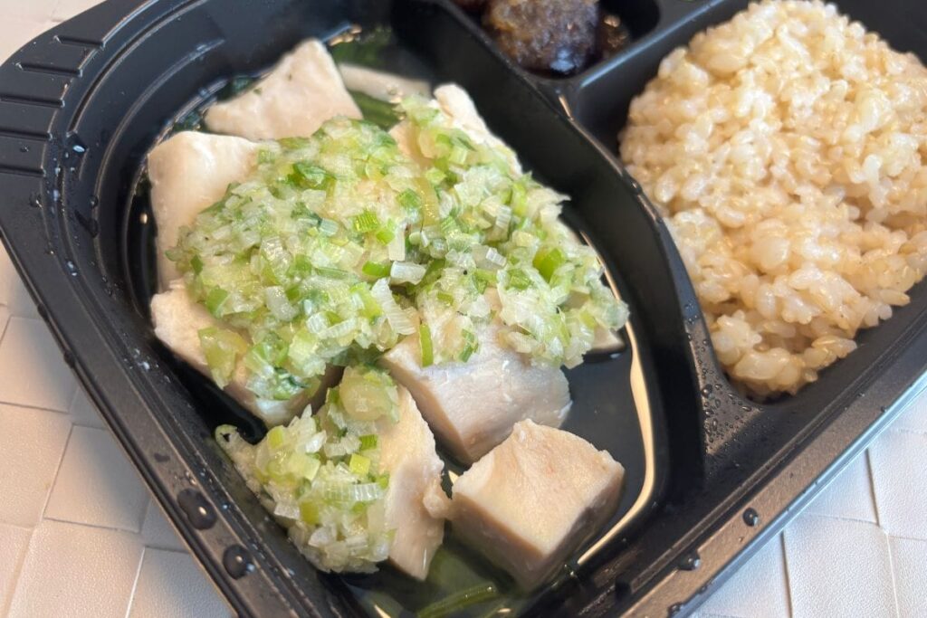 しっとり蒸し鶏とネギたっぷりの特製塩ダレ　アップ