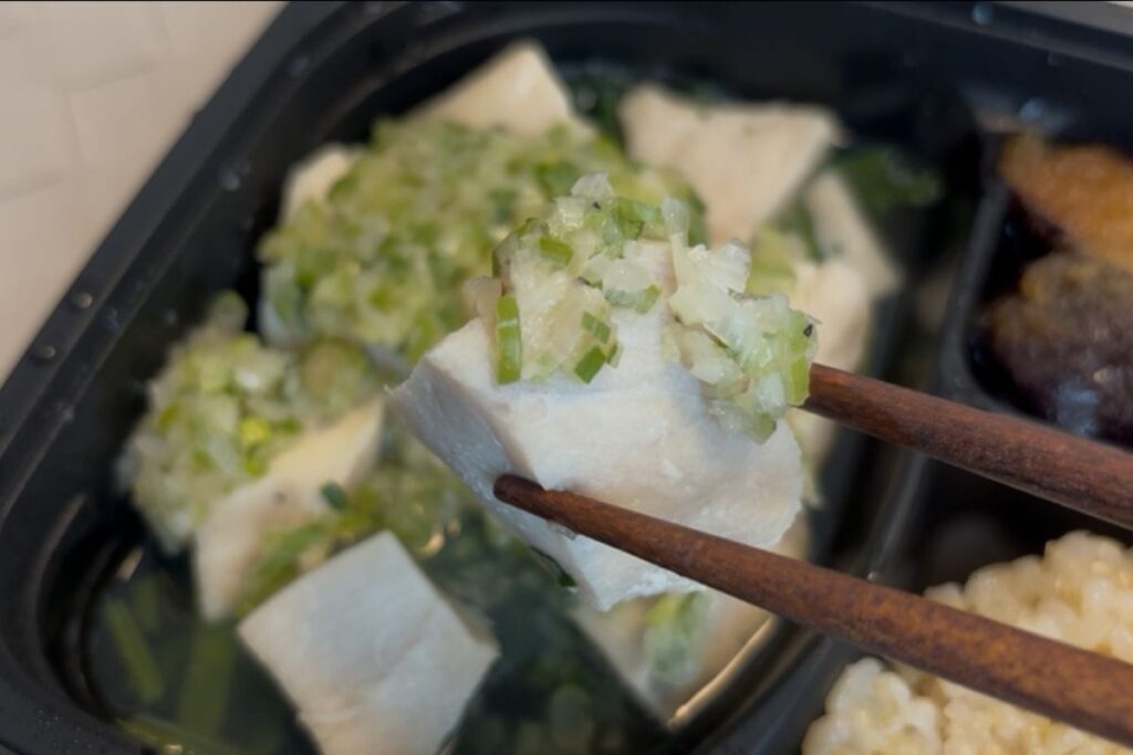 しっとり蒸し鶏とネギたっぷりの特製塩ダレ　箸で持ったところ