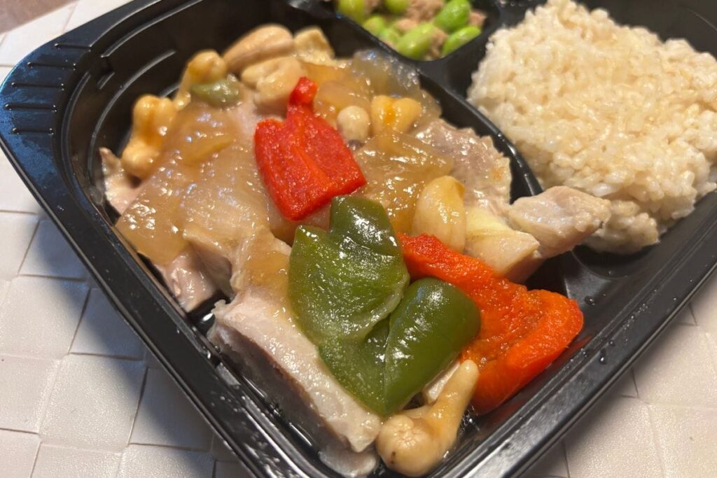 食欲そそる鶏もも肉のカシューナッツ炒め　アップ