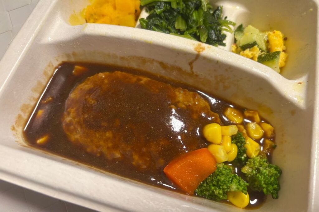 ハンバーグと彩り温野菜のデミ　アップ