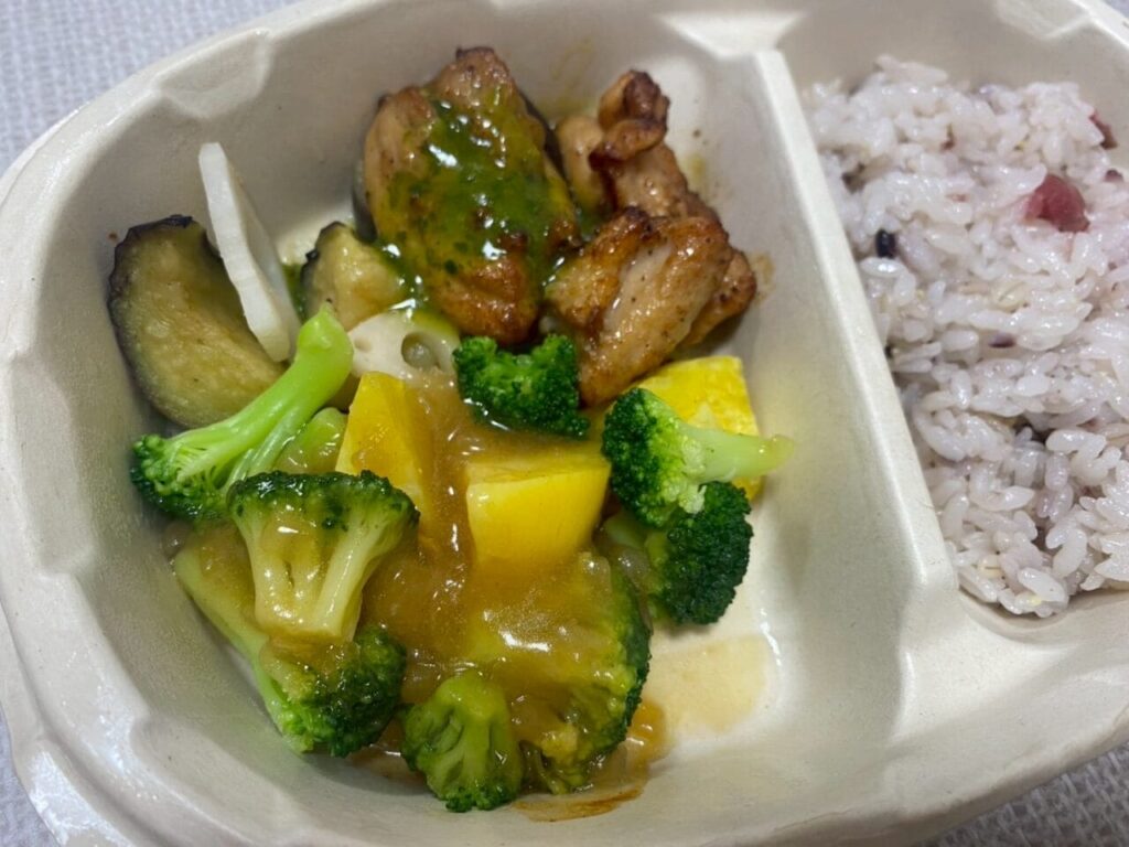 ニップンよくばり御膳　五穀梅ご飯と彩り野菜とバジルチキン