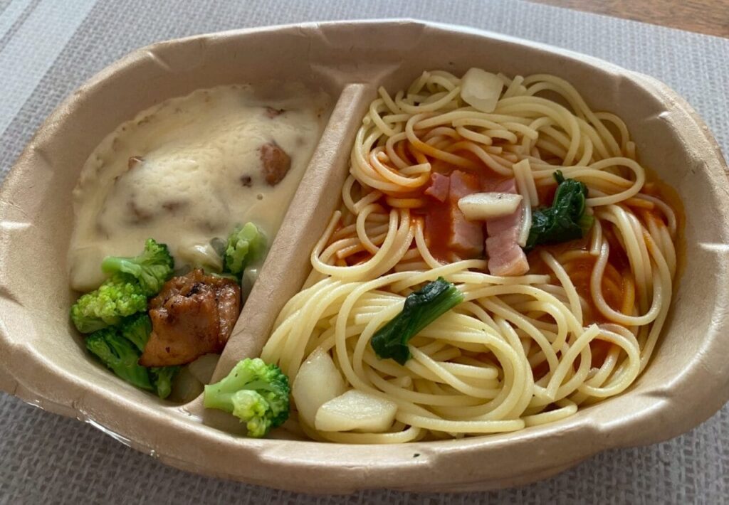 よくばりプレート　チキンステーキ＆ベーコンとほうれん草トマトパスタ写真