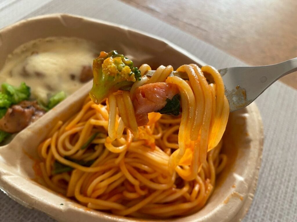 よくばりプレート　チキンステーキ＆ベーコンとほうれん草トマトパスタ写真