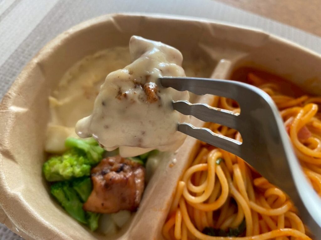 よくばりプレート　チキンステーキ＆ベーコンとほうれん草トマトパスタ写真