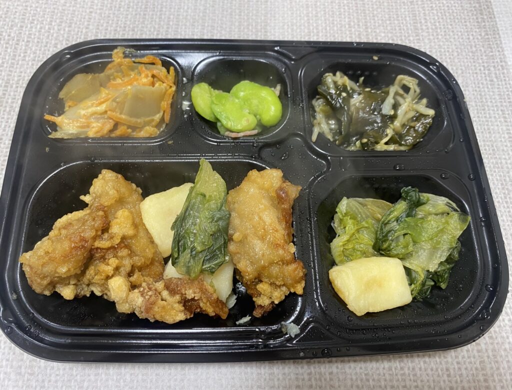 ワタミの宅食ダイレクト 鶏の唐揚げ(ワタミファームのロメインレタス添え) 写真