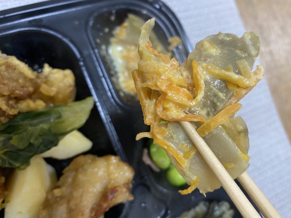 ワタミの宅食ダイレクト 鶏の唐揚げ(ワタミファームのロメインレタス添え) 写真